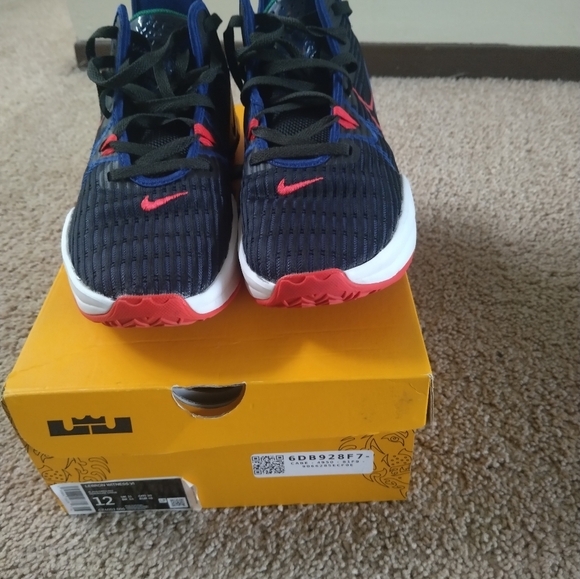 MEN NIKES - Picture 6 of 6